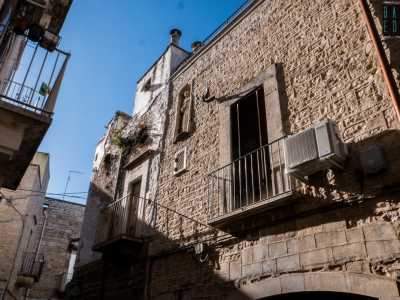 Proseguiamo in via Mameli dove, alzando gli occhi, si pu� ammirare un vero e proprio frate a grandezza naturale posto in una nicchia nella parte superiore di un palazzo
